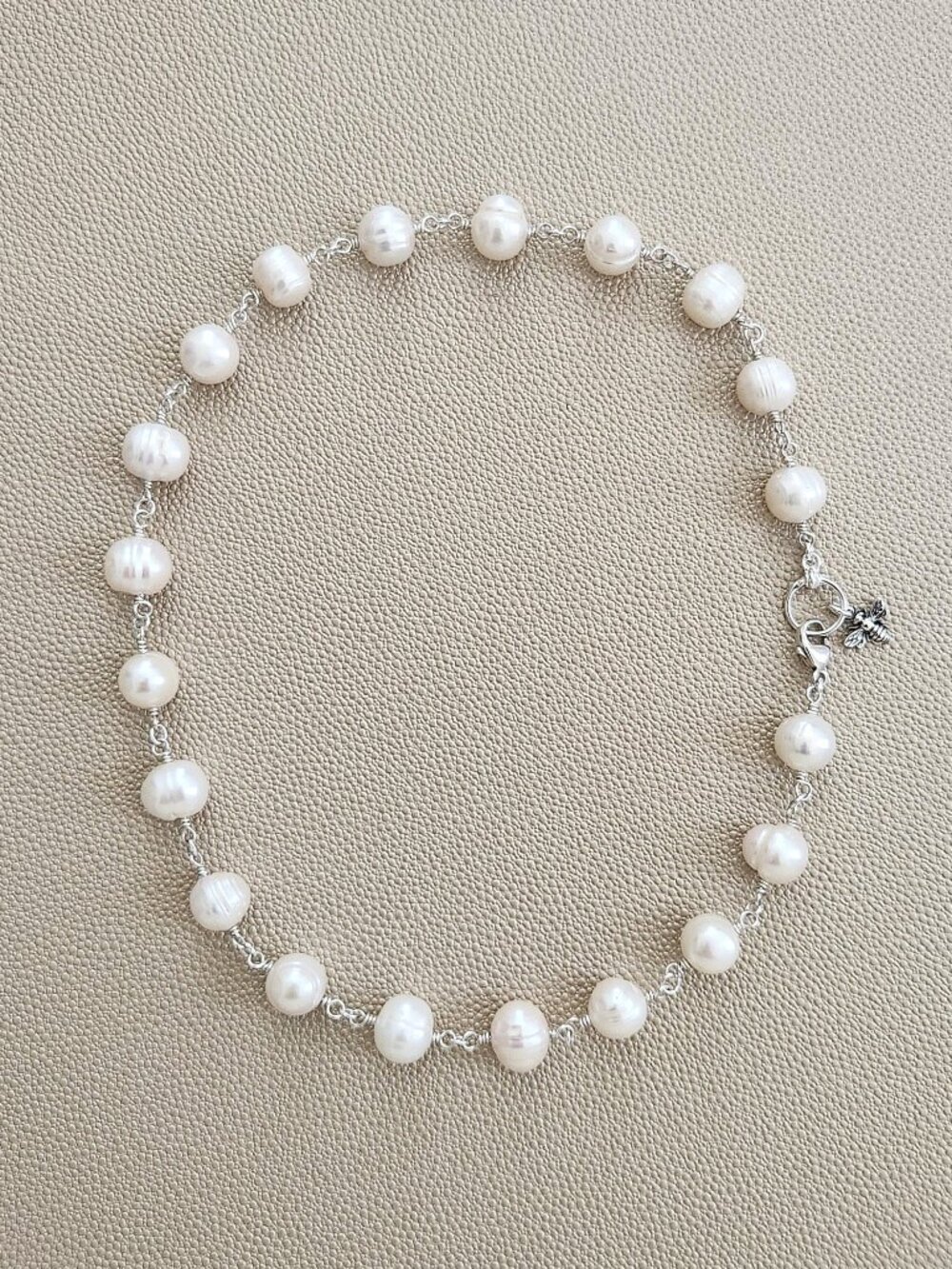 WHITE PEARL NECKLACE W/ MINI BEE--16-18" - Picture 2 of 3